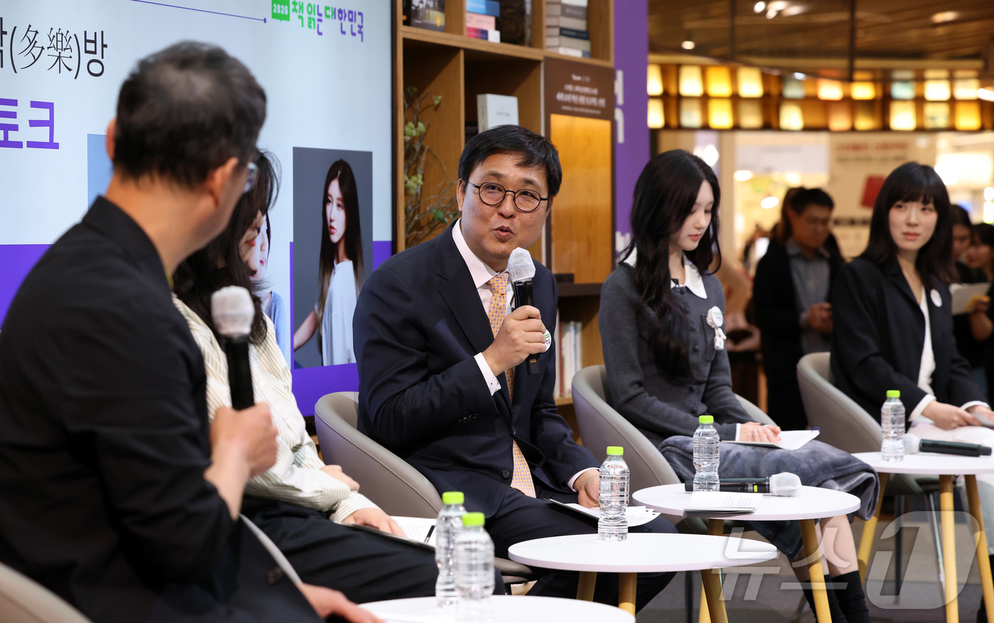 (서울=뉴스1) = 최휘영 문화체육관광부 장관이 23일 서울 강남구 코엑스 별마당도서관에서 열린 대국민 독서 캠페인 ‘2026 책 읽는 대한민국’ 선포식에 참석해 ‘캠페인 동반자’ …
