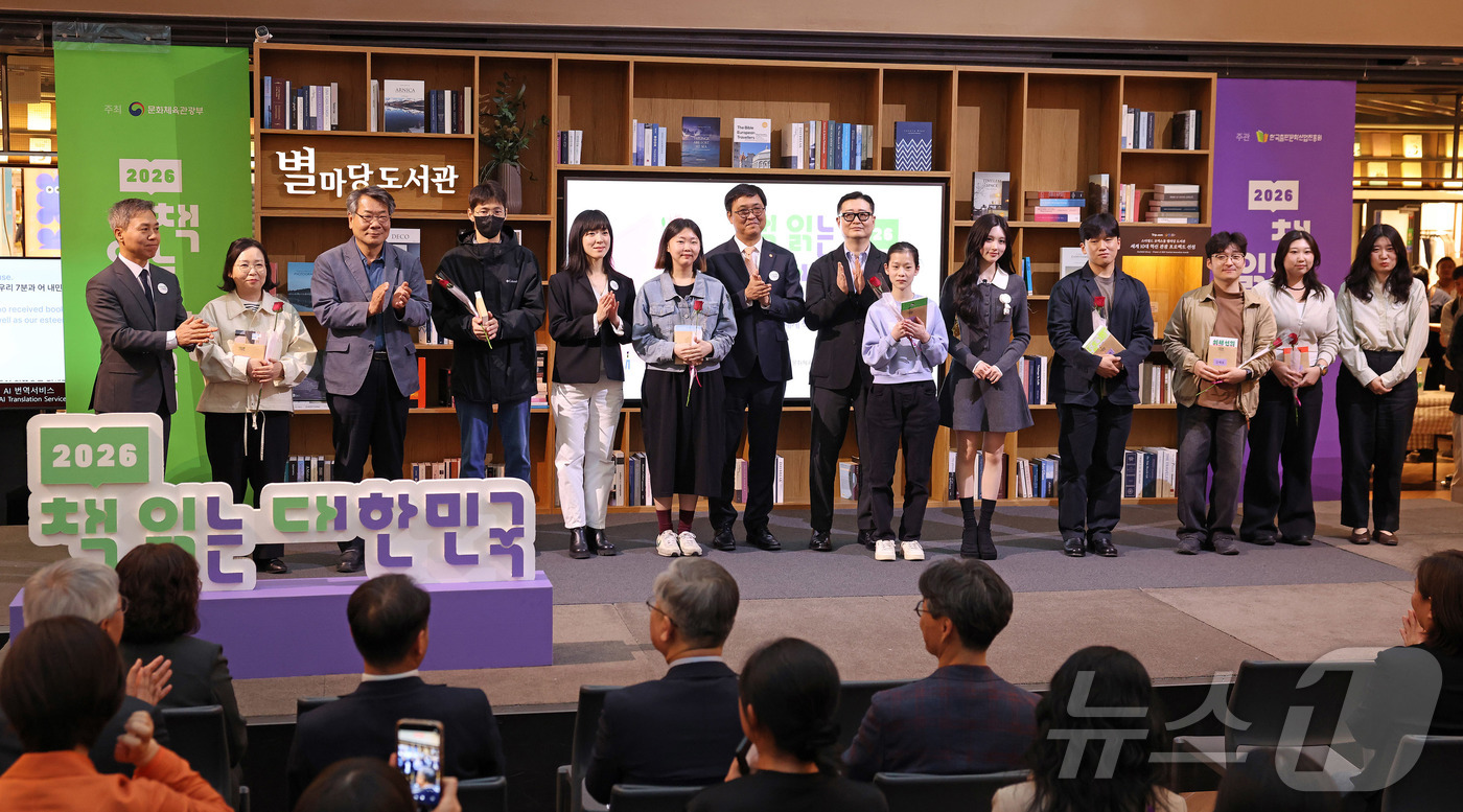 (서울=뉴스1) = 최휘영 문화체육관광부 장관이 23일 서울 강남구 코엑스 별마당도서관에서 열린 대국민 독서 캠페인 ‘2026 책 읽는 대한민국’ 선포식에 참석해 행사에 참석한 국 …