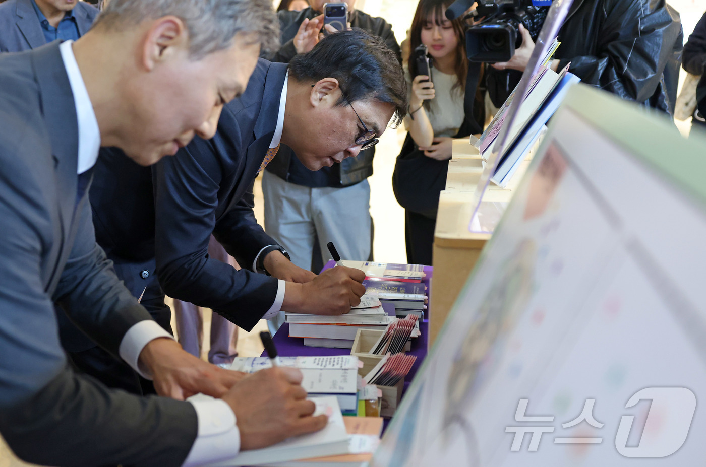 (서울=뉴스1) = 최휘영 문화체육관광부 장관이 23일 서울 강남구 코엑스 별마당도서관에서 열린 대국민 독서 캠페인 ‘2026 책 읽는 대한민국’ 부대행사장에 마련된 책 교환소에 …