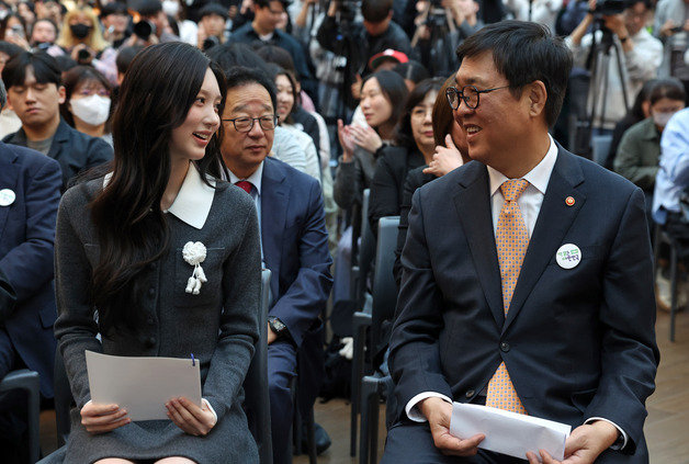 최휘영 "독서는 즐거운 놀이"…아이브 가을 "책읽다 잠들면 깊게 자"