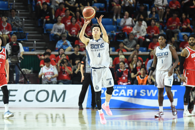 돌풍의 소노, 정규리그 우승팀 LG도 꺾었다…4강 PO 기선제압