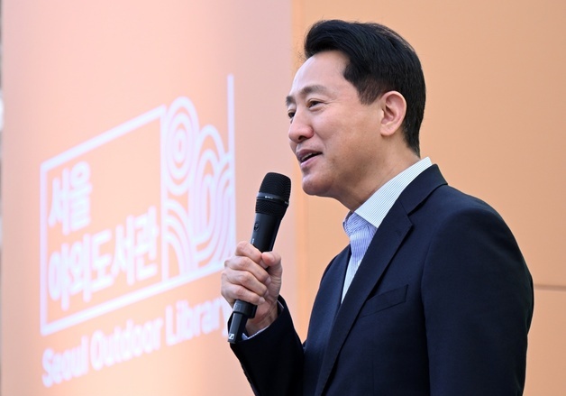 서울야외도서관 개장식 찾은 오세훈 "더 따뜻한 '특별시 서울' 만들 것"