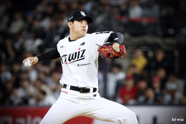 '시즌 3승' KT 소형준 "타선 덕분에 정신차리고 던졌다"