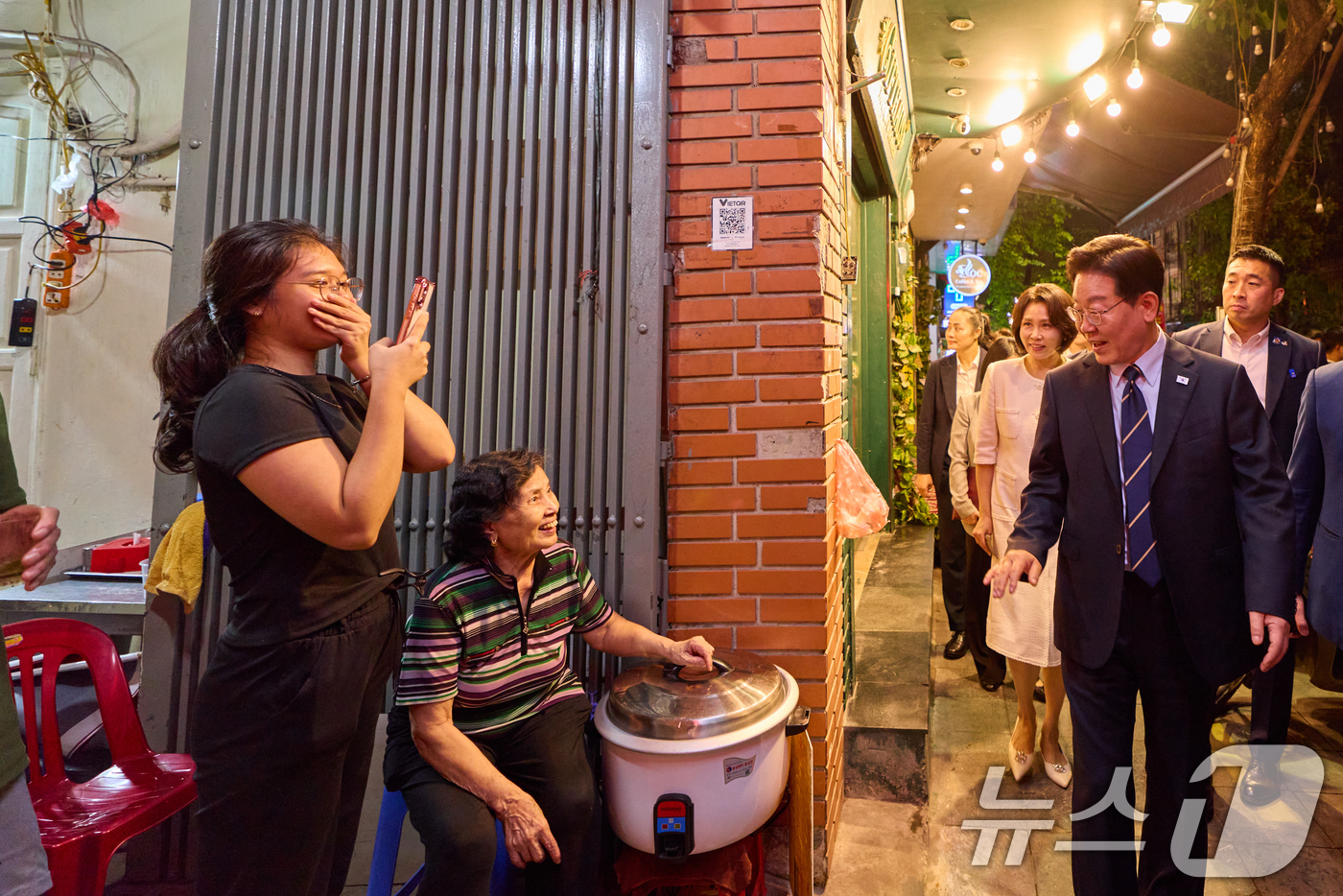 (하노이(베트남)=뉴스1) 이재명 기자 = 청와대는 24일 SNS에 베트남을 국빈 방문 중인 이재명 대통령과 김혜경 여사가 23일(현지시간) 저녁 하노이 호안끼엠 호수 인근 구시가 …