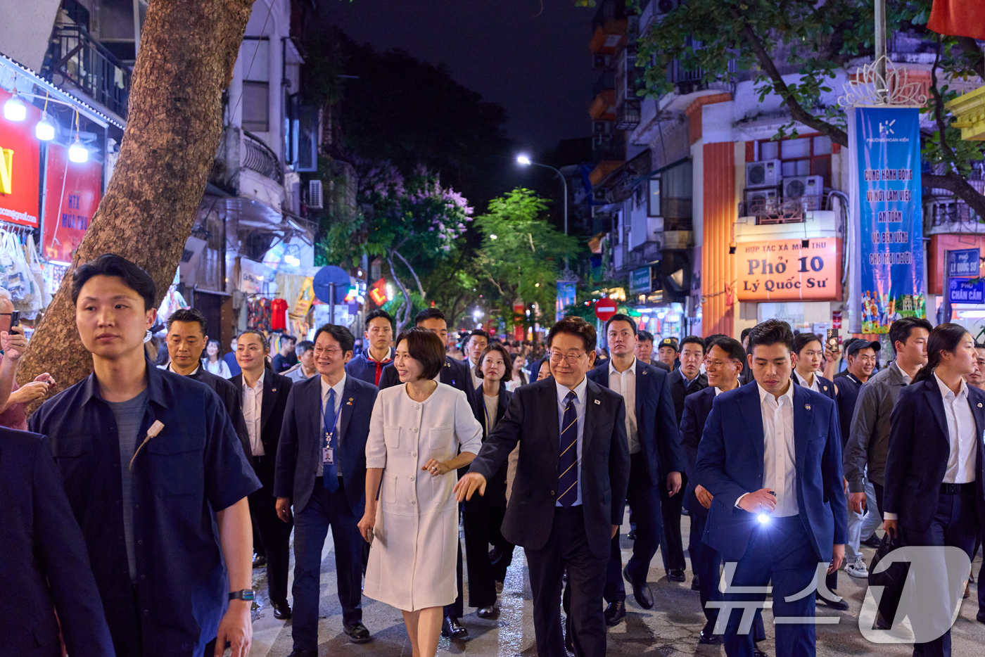 (하노이(베트남)=뉴스1) 이재명 기자 = 청와대는 24일 SNS에 베트남을 국빈 방문 중인 이재명 대통령과 김혜경 여사가 23일(현지시간) 저녁 하노이 호안끼엠 호수 인근 구시가 …