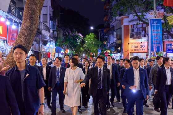 이재명 대통령 부부, 하노이 호안끼엠 호수 깜짝 방문