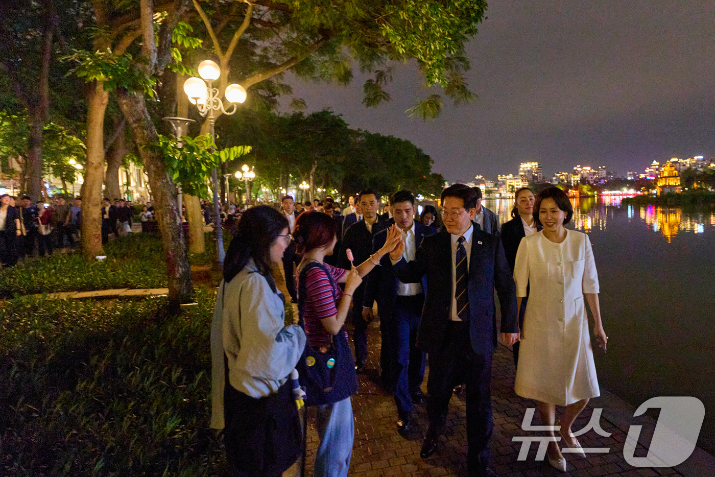 (하노이(베트남)=뉴스1) 이재명 기자 = 청와대는 24일 SNS에 베트남을 국빈 방문 중인 이재명 대통령과 김혜경 여사가 23일(현지시간) 저녁 하노이 호안끼엠 호수 인근 구시가 …