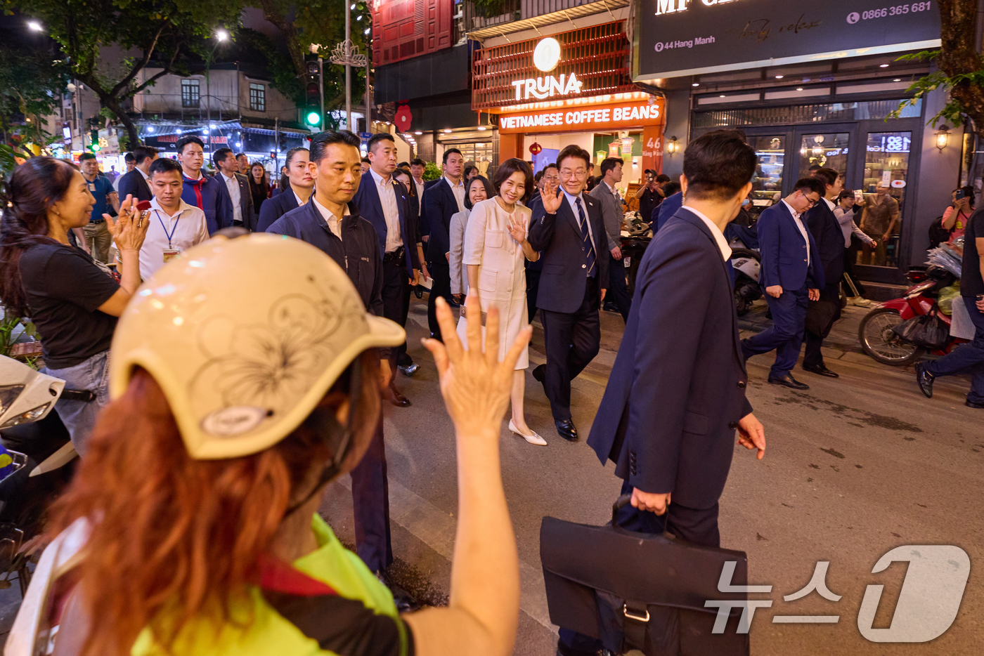 (하노이(베트남)=뉴스1) 이재명 기자 = 청와대는 24일 SNS에 베트남을 국빈 방문 중인 이재명 대통령과 김혜경 여사가 23일(현지시간) 저녁 하노이 호안끼엠 호수 인근 구시가 …