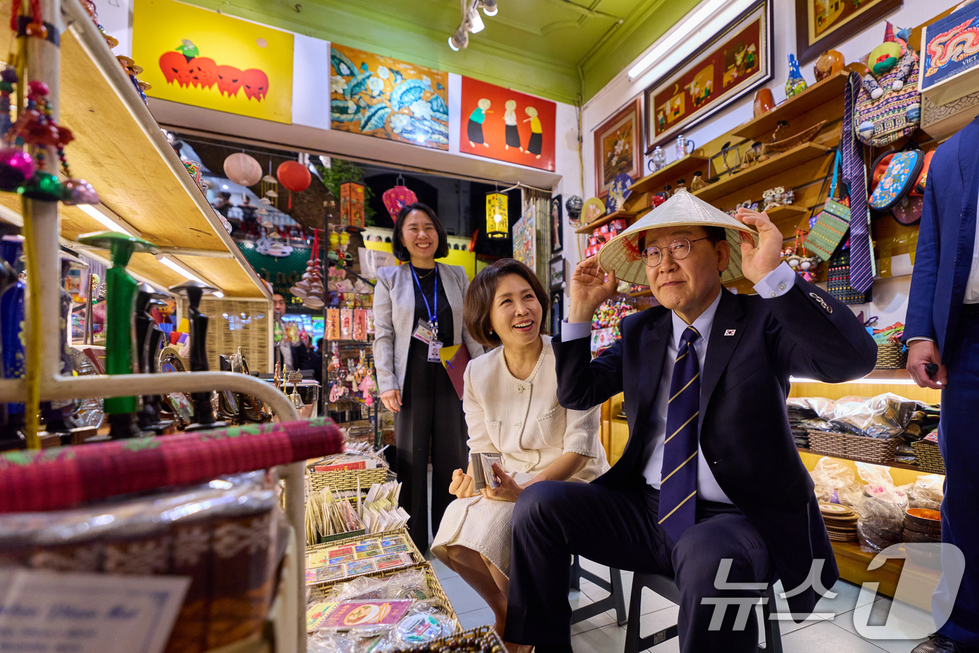 (하노이(베트남)=뉴스1) 이재명 기자 = 청와대는 24일 SNS에 베트남을 국빈 방문 중인 이재명 대통령과 김혜경 여사가 23일(현지시간) 저녁 하노이 호안끼엠 호수 인근 구시가 …