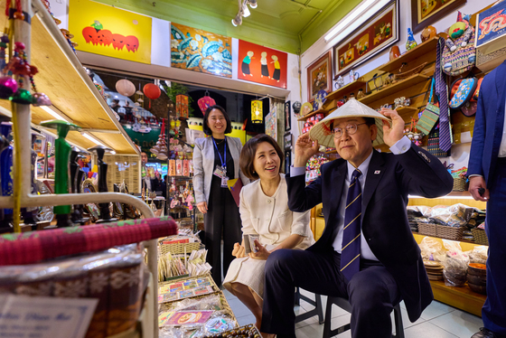 베트남 전통 모자 '논라' 쓴 이재명 대통령