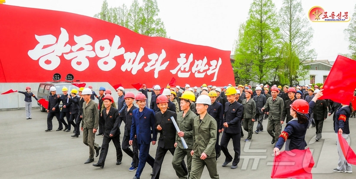(평양 노동신문=뉴스1) = 북한 노동당 기관지 노동신문은 24일 "선봉투사의 영예로운 본분을 다해나갈 열의에 넘쳐 있다"며 원산철도차량공장을 조명했다. [국내에서만 사용가능. 재 …