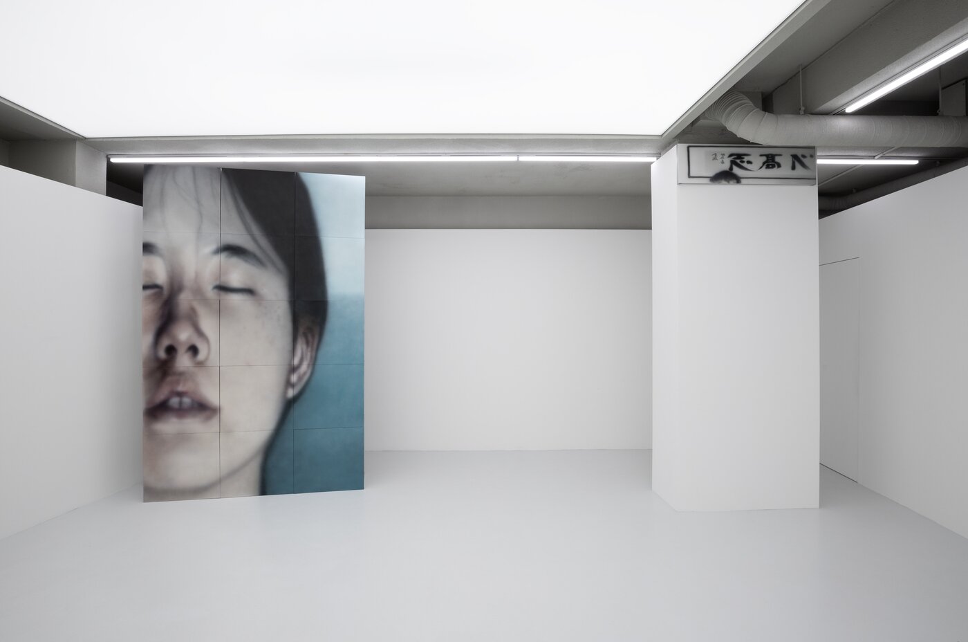 본문 이미지 - 김명찬은 작가의 신체와 물질이 얽히는 느린 호흡의 회화를 탐구해온 작가