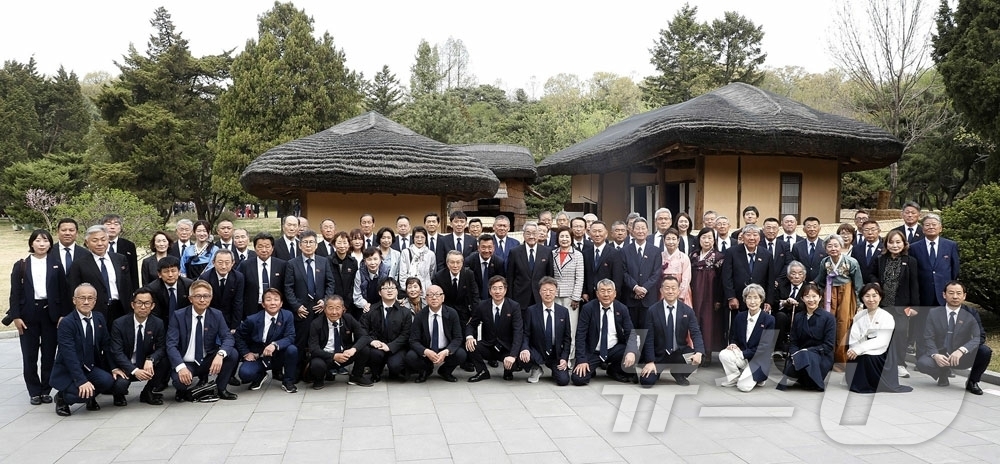 (평양 노동신문=뉴스1) = 북한 노동당 기관지 노동신문은 24일 "재일본조선상공인대표단이 혁명의 성지 만경대를 방문했다"라고 보도했다. [국내에서만 사용가능. 재배포 금지. DB …