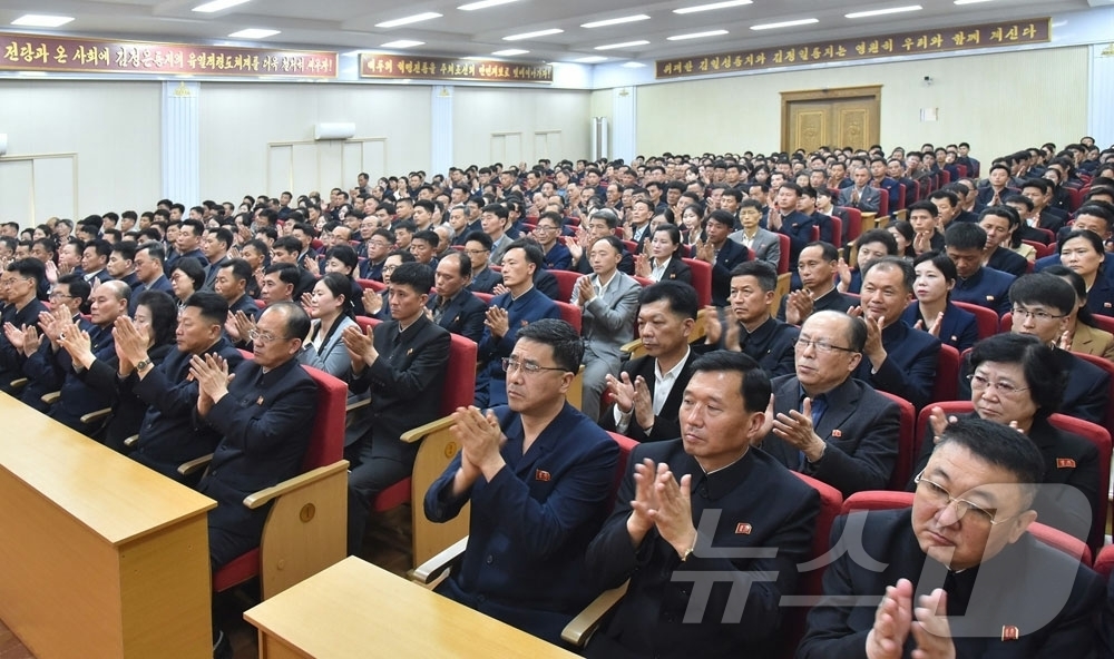 (평양 노동신문=뉴스1) = 북한 노동당 기관지 노동신문은 24일 "조선노동당 제9차 대회와 최고인민회의 제15기 제1차 회의의 역사적 의의에 관한 사회과학부문 연구토론회가 23일 …