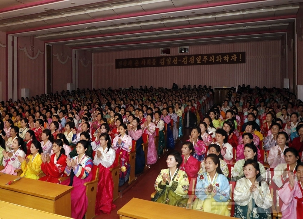 (평양 노동신문=뉴스1) = 북한 노동당 기관지 노동신문은 24일 "조선인민혁명군창건 94주년 경축 여맹중앙예술선전대공연 가 23일 여성회관에서 진행됐다"라고 보도했다. [국내에서 …