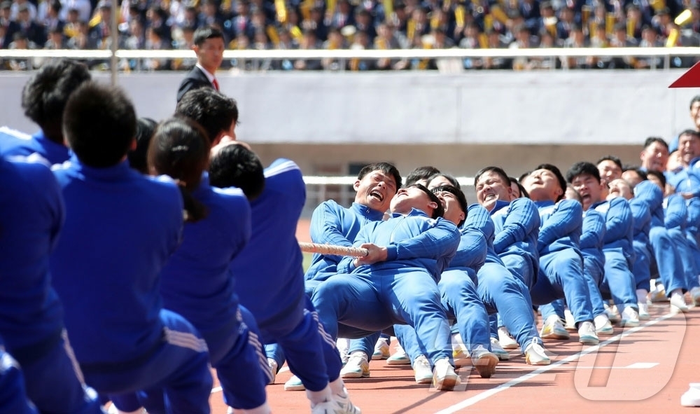 (평양 노동신문=뉴스1) = 북한 노동당 기관지 노동신문은 24일 "'전국 도대항 군중체육대회-2026' 결승경기와 '2026년 봄 전국 체육축전' 페막식이 23일 김일성경기장에서 …
