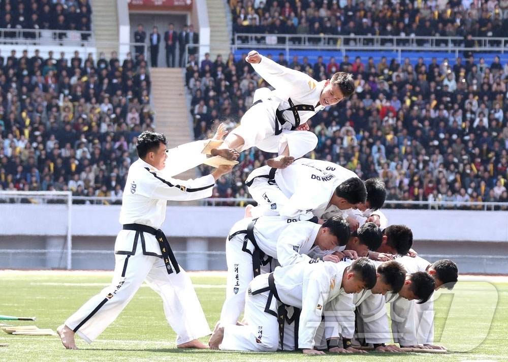 (평양 노동신문=뉴스1) = 북한 노동당 기관지 노동신문은 24일 "'전국 도대항 군중체육대회-2026' 결승경기와 '2026년 봄 전국 체육축전' 페막식이 23일 김일성경기장에서 …