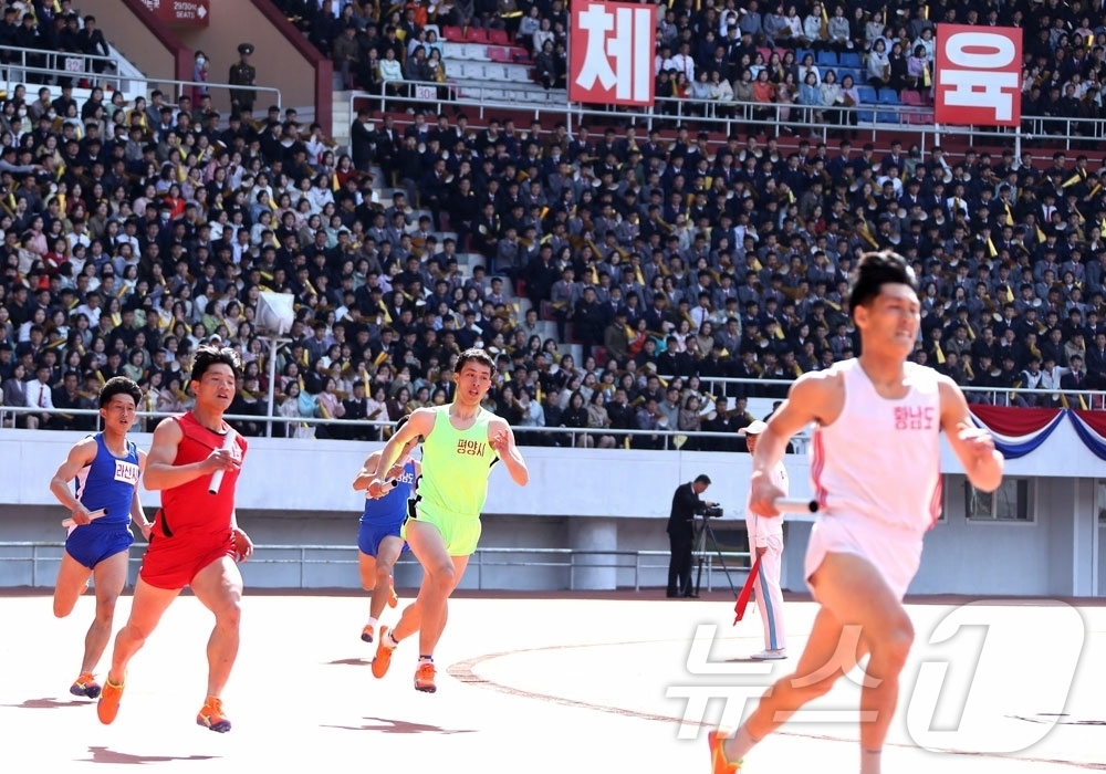 (평양 노동신문=뉴스1) = 북한 노동당 기관지 노동신문은 24일 "'전국 도대항 군중체육대회-2026' 결승경기와 '2026년 봄 전국 체육축전' 페막식이 23일 김일성경기장에서 …