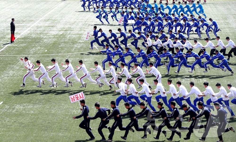 (평양 노동신문=뉴스1) = 북한 노동당 기관지 노동신문은 24일 "'전국 도대항 군중체육대회-2026' 결승경기와 '2026년 봄 전국 체육축전' 페막식이 23일 김일성경기장에서 …