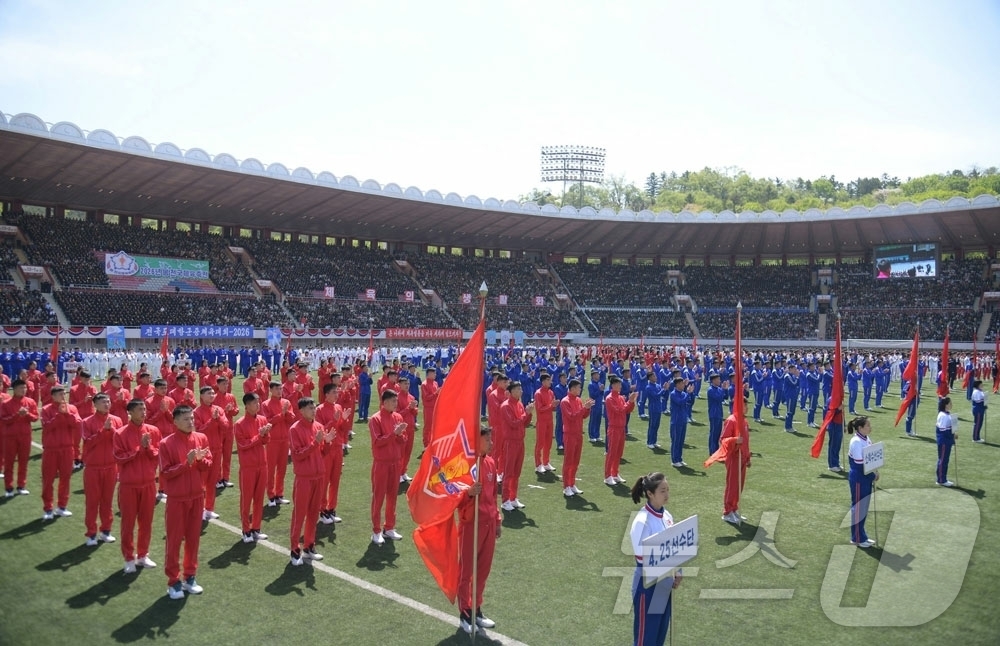 (평양 노동신문=뉴스1) = 북한 노동당 기관지 노동신문은 24일 "'전국 도대항 군중체육대회-2026' 결승경기와 '2026년 봄 전국 체육축전' 페막식이 23일 김일성경기장에서 …