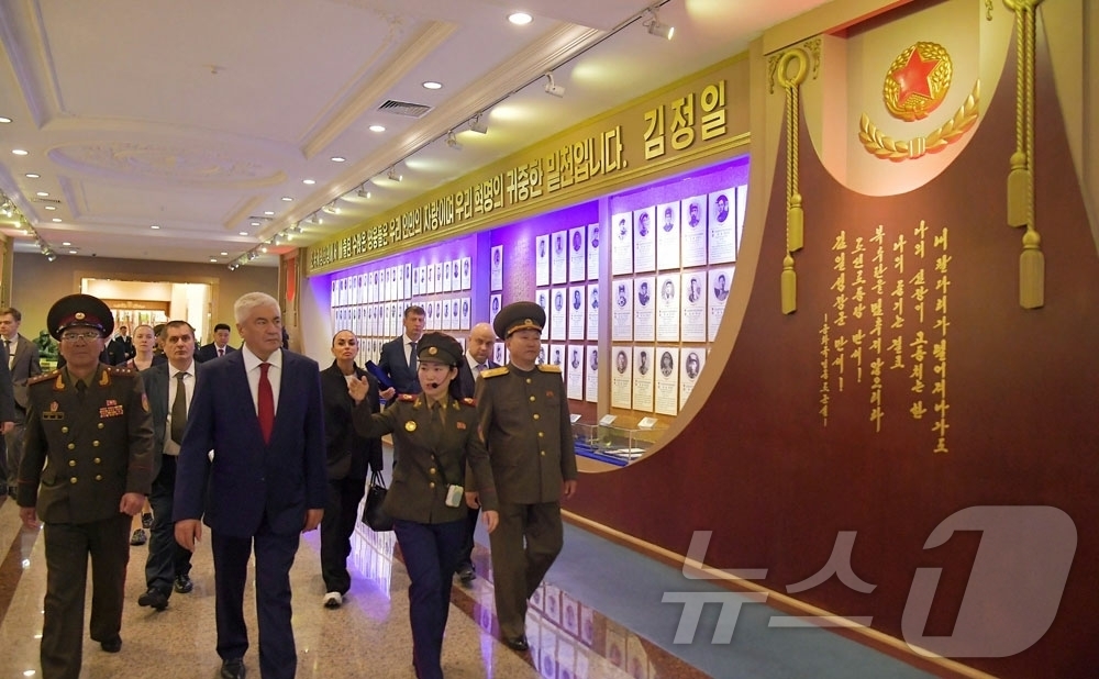 (평양 노동신문=뉴스1) = 북한 노동당 기관지 노동신문은 24일 "러시아 내무상 블라디미르 콜로콜체프 동지를 단장으로 하는 러시아연방 내무성 대표단이 조국해방전쟁승리기념관을 참관 …