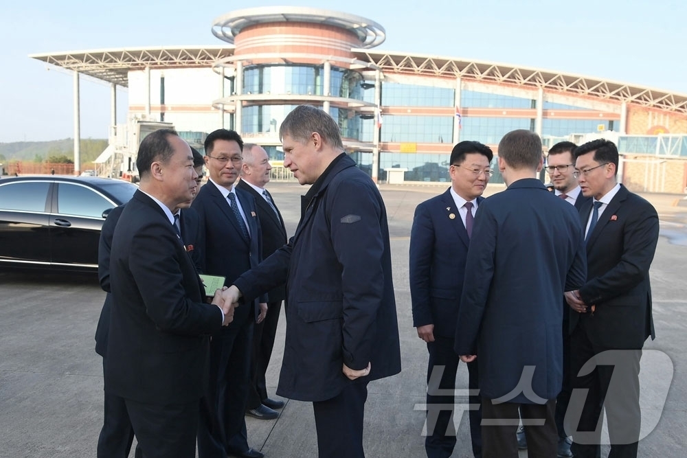 (평양 노동신문=뉴스1) = 북한 노동당 기관지 노동신문은 24일 "조로(북러) 친선병원 건설 착공식에 참가했던 조로(북러) 정부 간 무역경제 및 과학기술협조위원회 러시아 측 위원 …