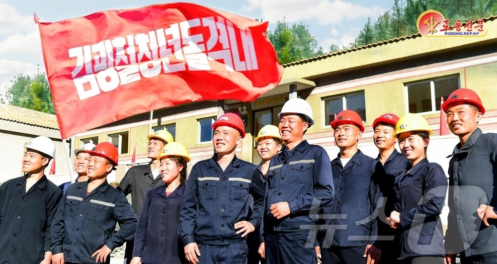 (평양 노동신문=뉴스1) = 북한 노동당 기관지 노동신문은 24일 "자립경제 발전의 전초기지를 지켜선 긍지를 안고 더 높은 석탄 증산 성과를 이룩해갈 열의에 넘쳐 있다"라며 룡등탄 …