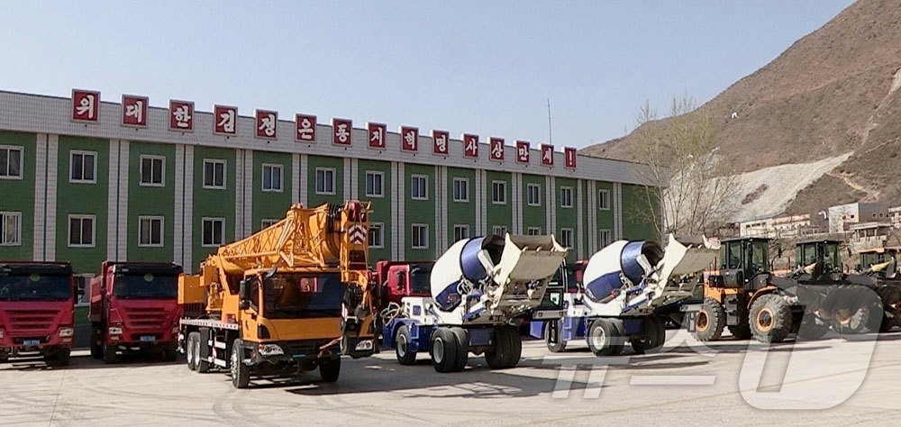 (평양 노동신문=뉴스1) = 북한 노동당 기관지 노동신문은 24일 "당 제9차 대회 결정을 높이 받들고 검덕지구 살림집 건설과 대상공사수행을 위한 선전선동수단 및 설비, 윤전기재 …
