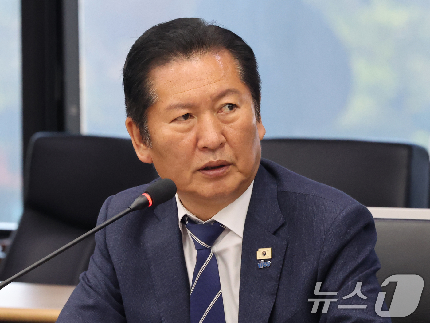 (인천=뉴스1) 황기선 기자 = 정청래 더불어민주당 대표가 24일 오전 인천 연수구 한국가스공사 인천기지본부에서 열린 '인천 LNG 생산기지 현장 간담회'에서 인사말을 하고 있다. …