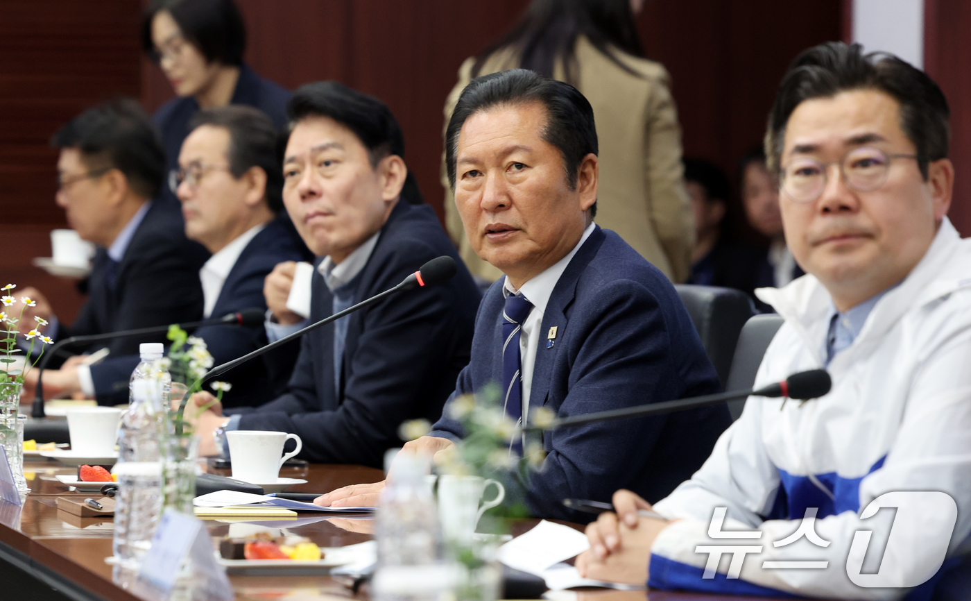 (인천=뉴스1) 황기선 기자 = 정청래 더불어민주당 대표가 24일 오전 인천 연수구 한국가스공사 인천기지본부에서 열린 '인천 LNG 생산기지 현장 간담회'에서 인사말을 하고 있다. …