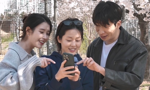 "내 친구 중 유일하게 와줘" 아이유, 유수빈·이연에 감동한 사연