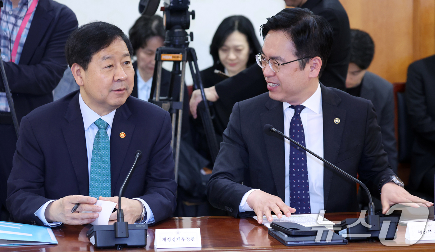 (서울=뉴스1) 김명섭 기자 = 구윤철 경제부총리 겸 재정경제부 장관과 김민재 행정안전부 차관이 24일 오전 서울 종로구 세종대로 정부서울청사에서 열린 성장엔진 연계 지역인재 양성 …