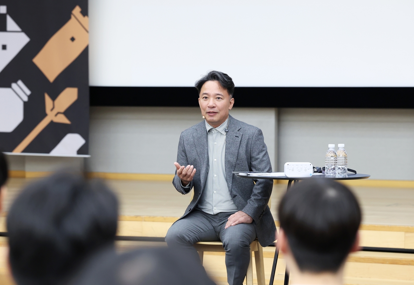 (서울=뉴스1) = 김택진 엔씨 공동대표가 지난 23일 경기 성남시 엔씨 판교 R&D 센터에서 ‘CEO와의 대화’ 행사를 열고 올해 신입 사원들과 대화하고 있다. (엔씨 제공. 재 …