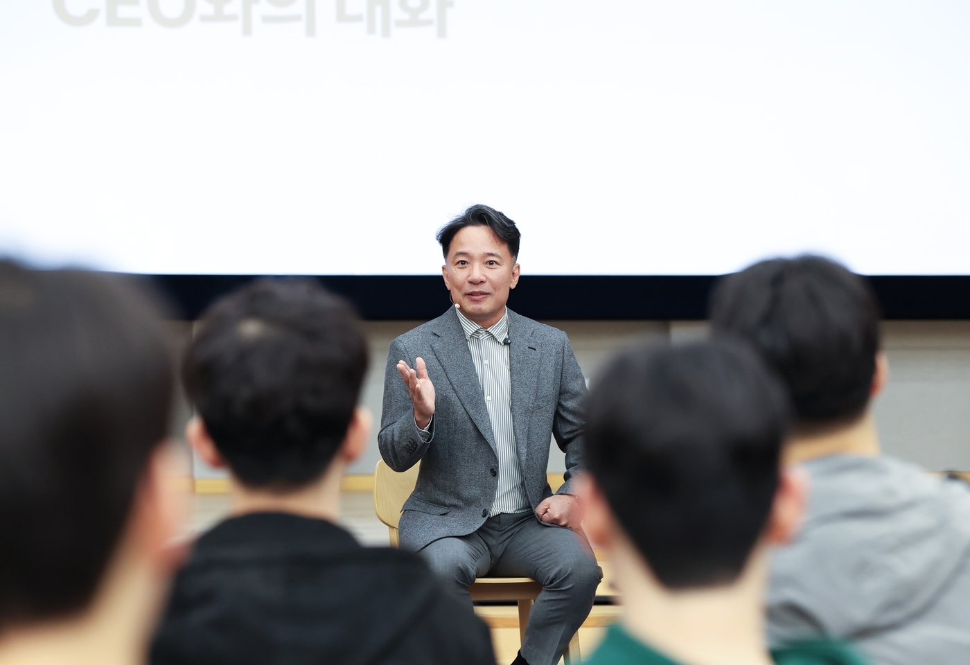(서울=뉴스1) = 김택진 엔씨 공동대표가 지난 23일 경기 성남시 엔씨 판교 R&D 센터에서 ‘CEO와의 대화’ 행사를 열고 올해 신입 사원들과 대화하고 있다. (엔씨 제공. 재 …