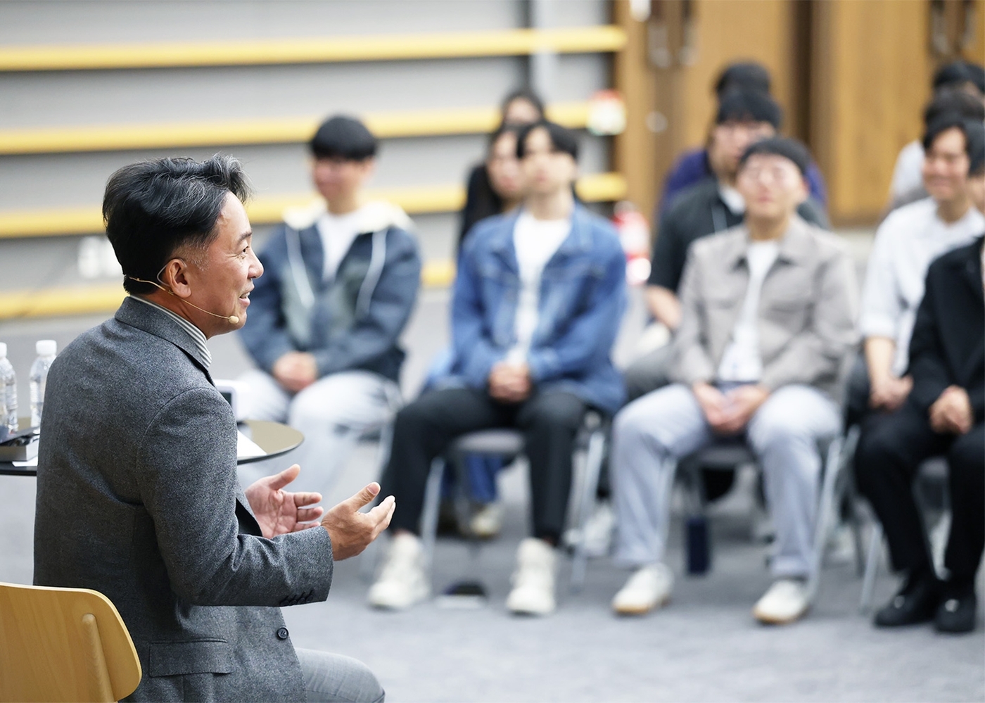 (서울=뉴스1) = 김택진 엔씨 공동대표가 지난 23일 경기 성남시 엔씨 판교 R&D 센터에서 ‘CEO와의 대화’ 행사를 열고 올해 신입 사원들과 대화하고 있다. (엔씨 제공. 재 …