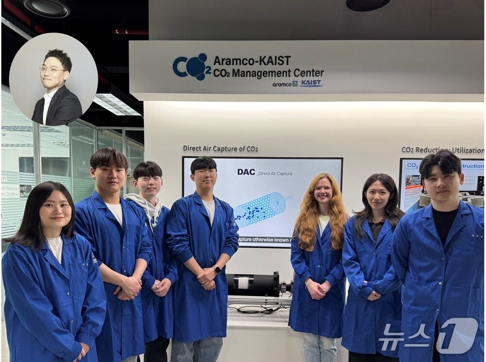 본문 이미지 - KAIST 고동연 교수(왼쪽 위) 연구팀. 왼쪽부터 강주연 석사과정, 김준성 석박통합과정, 박인환·박인준 박사과정, 카롤리네 헤비쉬 박사, 김시은·이민형 박사과정(KAIST 제공) /뉴스1