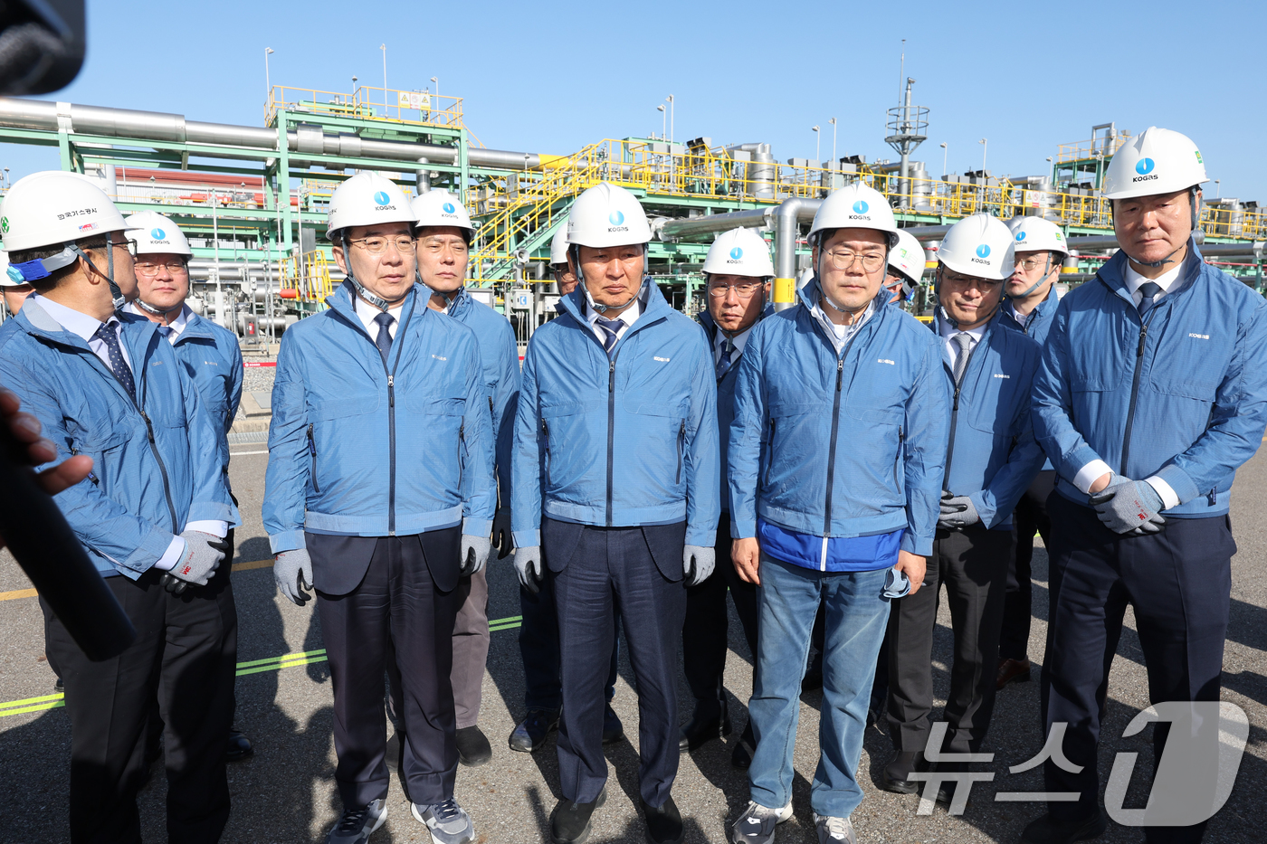 (인천=뉴스1) 황기선 기자 = 정청래 더불어민주당 대표가 24일 오전 인천 연수구 한국가스공사 인천기지본부에서  LNG 생산기지 시설을 둘러보고 있다.  2026.4.24/뉴스1 …