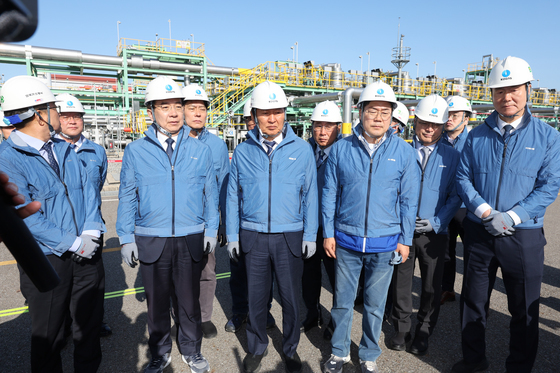 LNG 생산기지 시설 둘러보는 정청래 대표