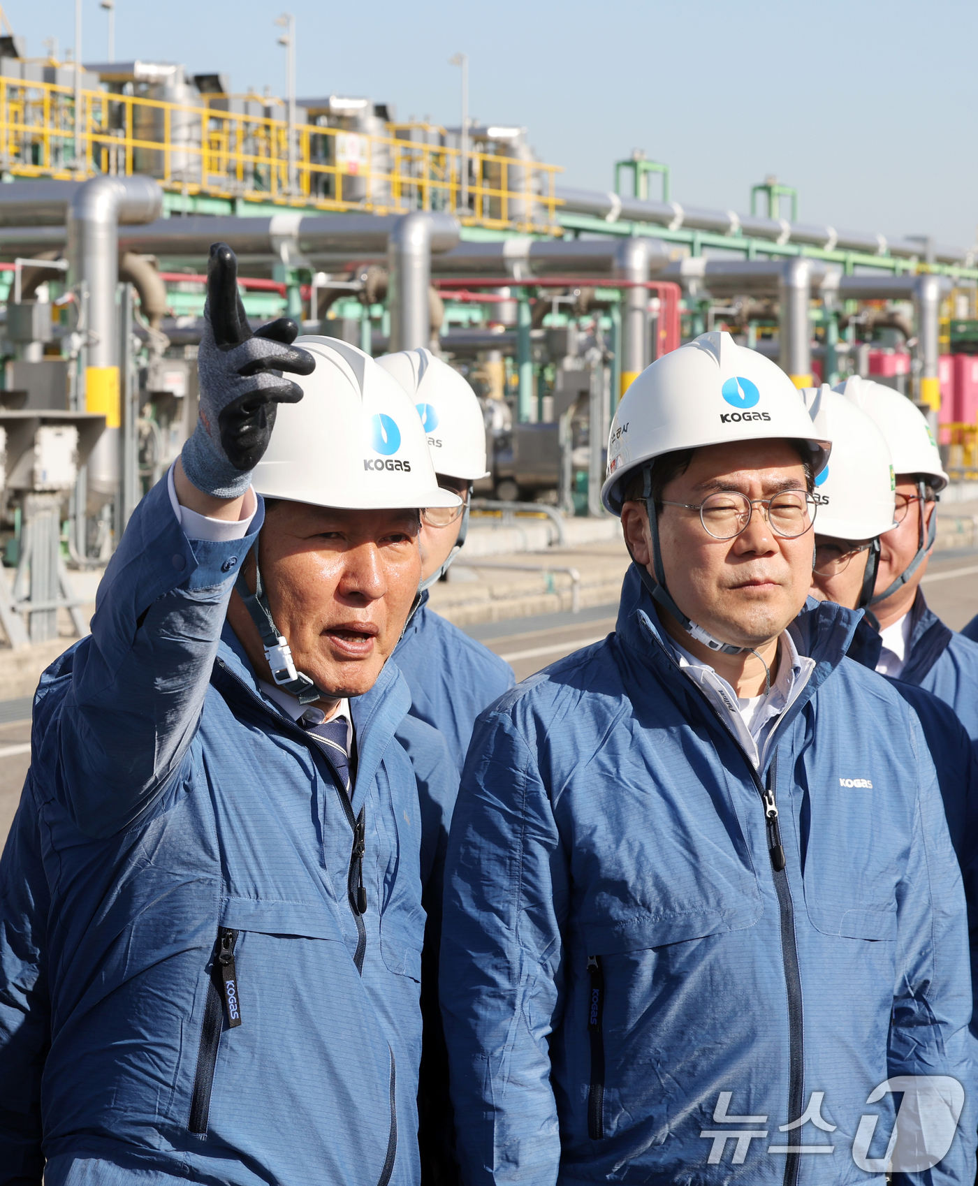 (인천=뉴스1) 황기선 기자 = 정청래 더불어민주당 대표와 박찬대 인천시장 후보가 24일 오전 인천 연수구 한국가스공사 인천기지본부에서  LNG 생산기지 시설을 둘러보고 있다. …