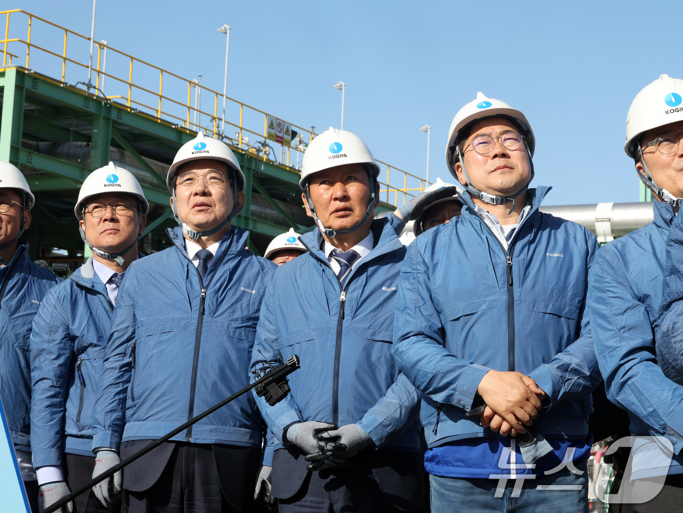 (인천=뉴스1) 황기선 기자 = 정청래 더불어민주당 대표가 24일 오전 인천 연수구 한국가스공사 인천기지본부 LNG 생산기지 시설을 둘러보고 있다.  2026.4.24/뉴스1