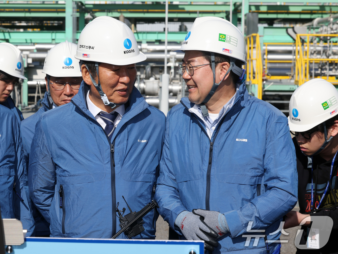 (인천=뉴스1) 황기선 기자 = 정청래 더불어민주당 대표와 박찬대 인천시장 후보가 24일 오전 인천 연수구 한국가스공사 인천기지본부 LNG 생산기지 시설을 둘러보며 대화를 하고 있 …