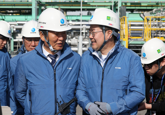 마주보며 대화하는 정청래·박찬대