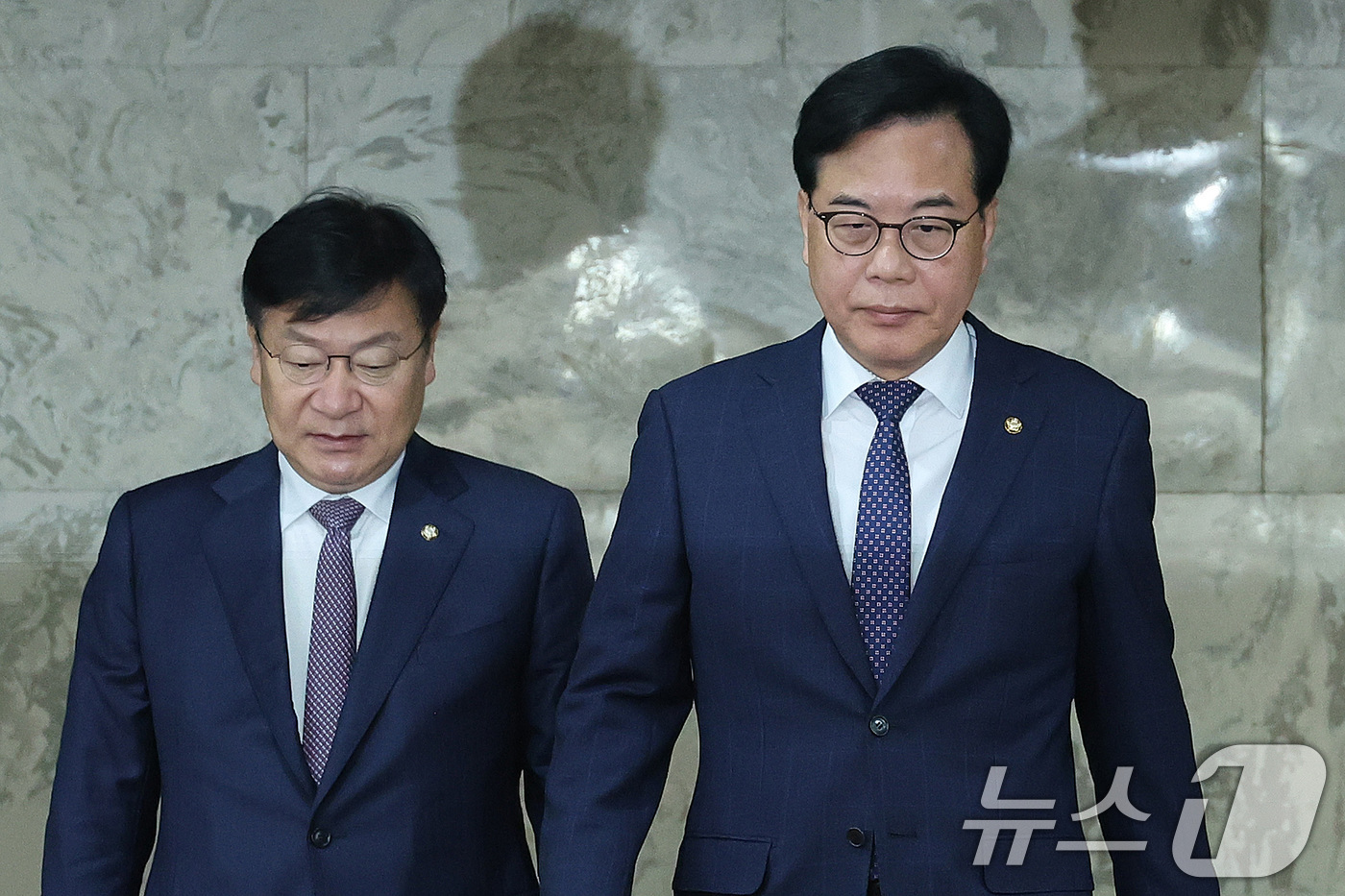 (서울=뉴스1) 신웅수 기자 = 송언석 국민의힘 원내대표가 24일 서울 여의도 국회에서 열린 원내대책회의에 참석하고 있다. 2026.4.24/뉴스1