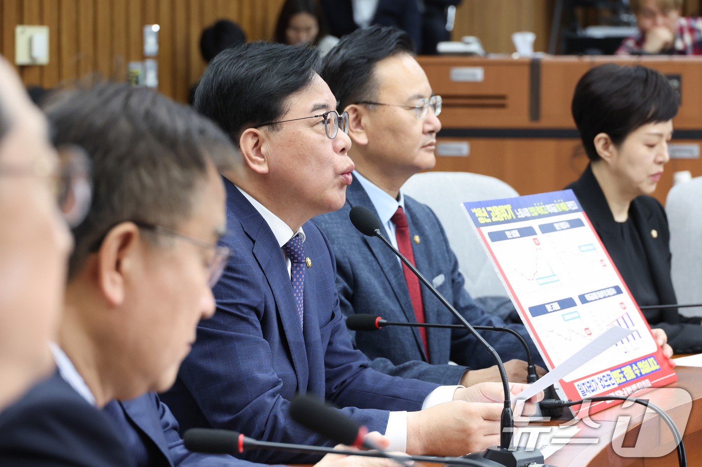 (서울=뉴스1) 신웅수 기자 = 송언석 국민의힘 원내대표가 24일 서울 여의도 국회에서 열린 원내대책회의에서 발언하고 있다. 2026.4.24/뉴스1