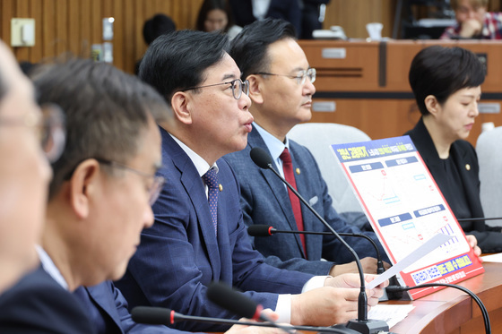 청년 일자리 정책 비판하는 송언석