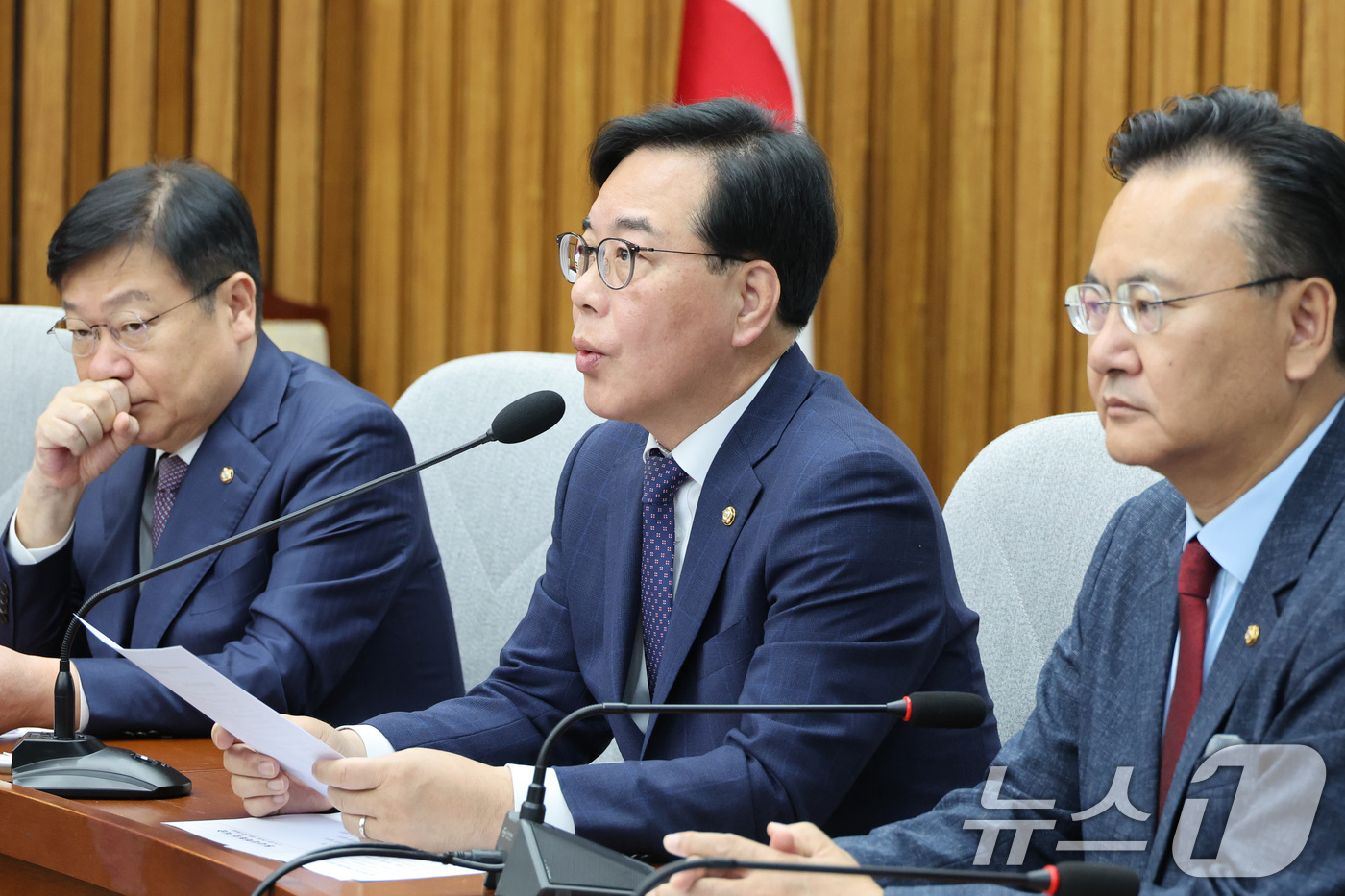 (서울=뉴스1) 신웅수 기자 = 송언석 국민의힘 원내대표가 24일 서울 여의도 국회에서 열린 원내대책회의에서 발언하고 있다. 2026.4.24/뉴스1