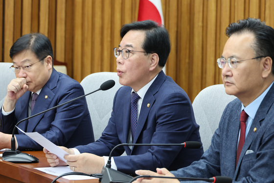 원내대책회의 발언하는 송언석 원내대표