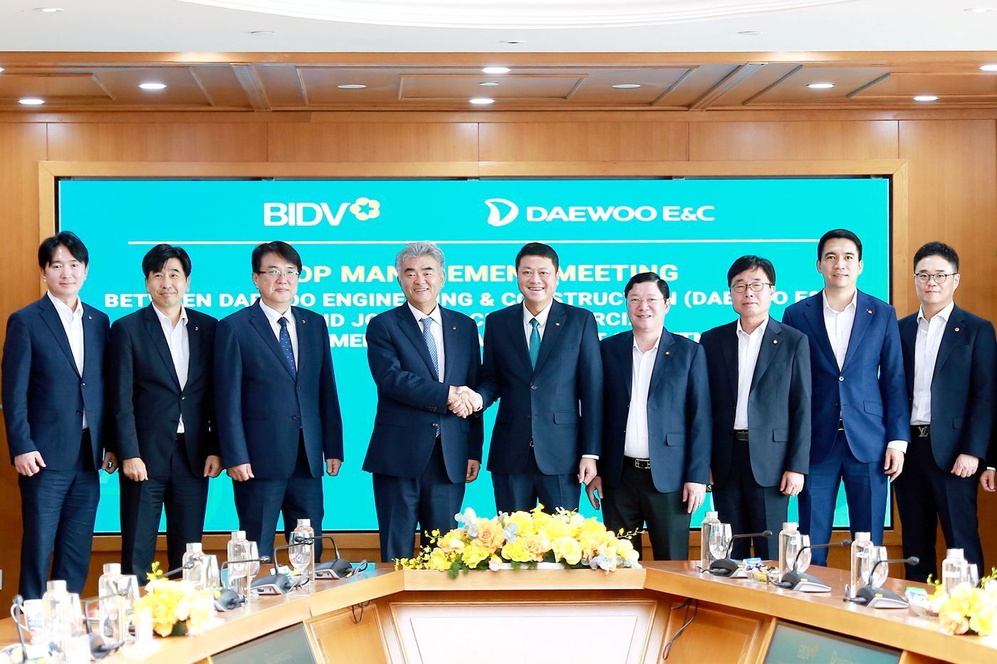 본문 이미지 - 정원주 대우건설 회장(왼쪽에서 4번째)이 베트남투자개발은행(BIDV) 은행장 면담 후 기념촬영을 하고 있다.(대우건설 제공)뉴스1ⓒ news1