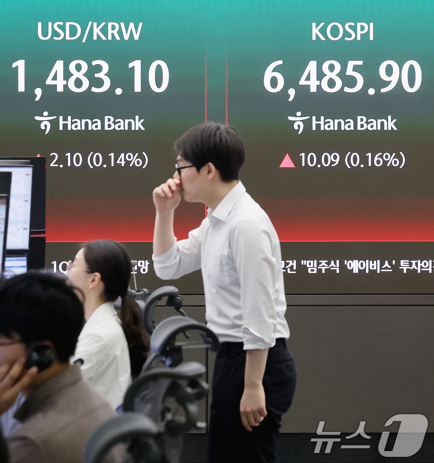 (서울=뉴스1) 조연우 인턴기자 = 전날 사상 최고치를 경신한 코스피가 숨고르기 흐름을 보이는 24일 오전 서울 중구 하나은행 딜링룸 전광판에 코스피와 코스닥 지수 등이 표시되고 …