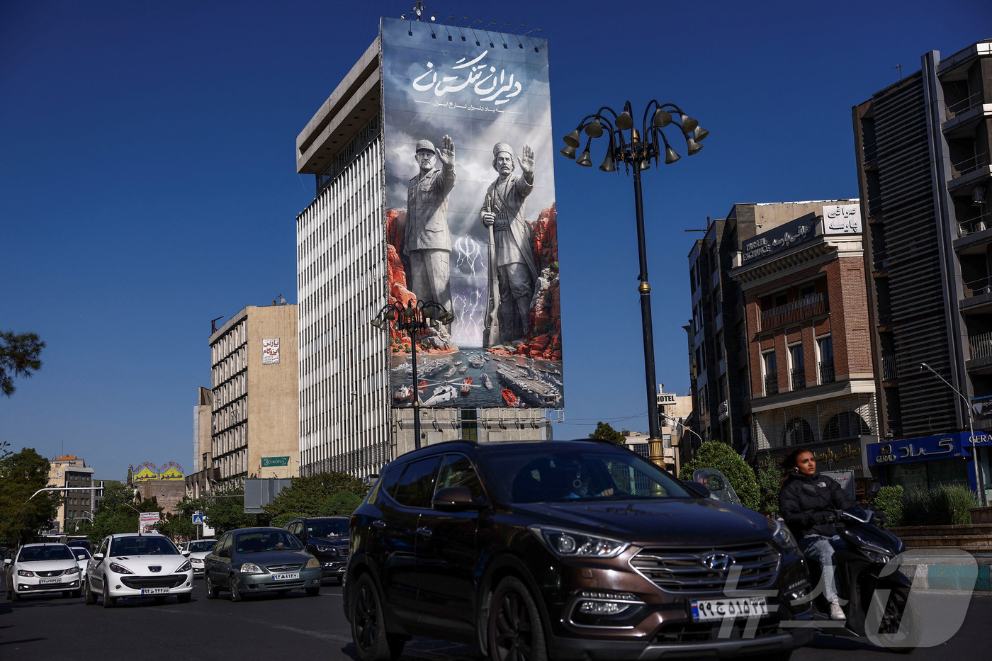 (테헤란 로이터=뉴스1) 장용석 기자 = 22일(현지시간) 이란 수도 테헤란의 한 건물에 호르무즈 해협 관련 광고판이 설치돼 있다. 2026.4.22.ⓒ 로이터=뉴스1